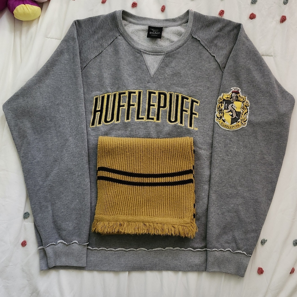 Universal Studios Wizarding World Hufflepuff Sweater & Scarf